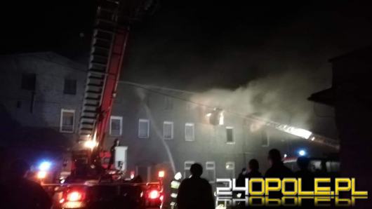 11 zastępów straży walczy z pożarem budynku w powiecie nyskim. Jedna osoba nie żyje