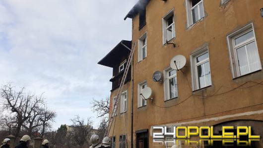 Pożar kamienicy w Prudniku. Ogień pojawił się na ostatnim piętrze