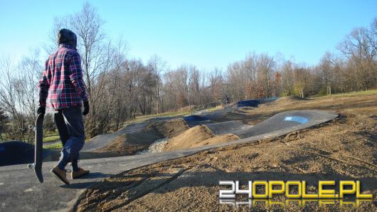 Deskorolkarze już testują nowo otwarty Pumptrack w Opolu-Czarnowąsach