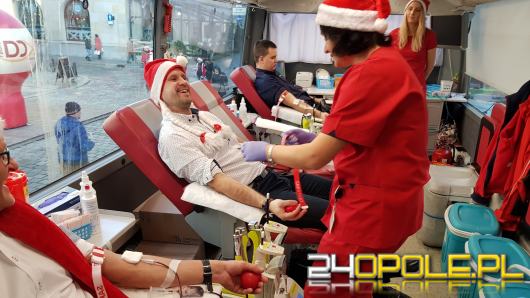 Opolanie oddają na rynku krew w ramach akcji "Zostań Świętym Mikołajem - Oddaj krew"