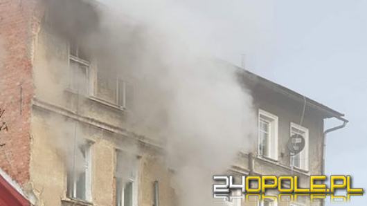 Strażacy walczą z pożarem kamienicy w Głuchołazach, ewakuowano 5 osób