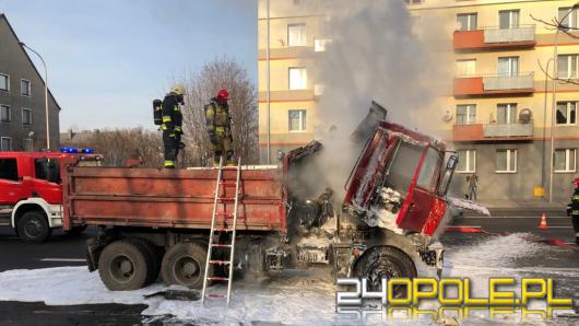 Przypadkowi kierowcy gasili ciężarówkę w centrum