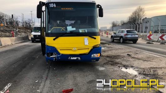 Zderzenie autobusu z osobówką na ulicy Bohaterów Monte Casino