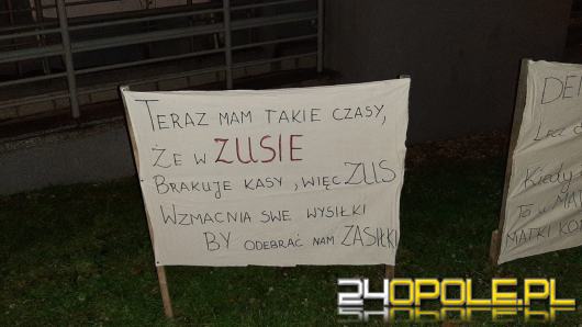 Jesteśmy wolne, niezależne i wielkie. Niemy protest matek pod ZUS