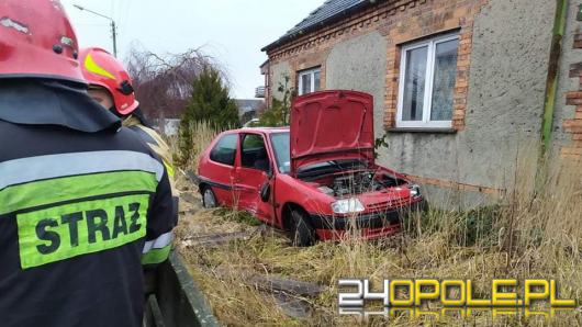 Kierujący Citroenem staranował ogrodzenie i zatrzymał się na posesji