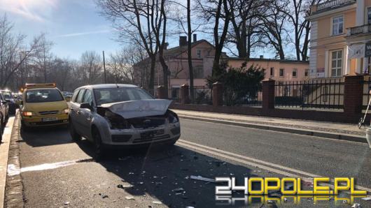 W centrum Opola zderzyły się dwa auta osobowe