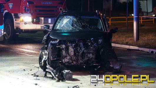 Dwie osoby poszkodowane po wypadku w Dąbrowie