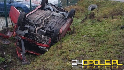 W Zieleńcu dachowało auto osobowe. Kobieta jechała z dwójką dzieci