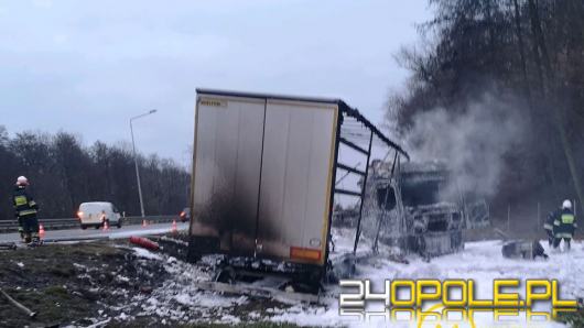 Akcja gaśnicza na A4. Spłonął samochód ciężarowy