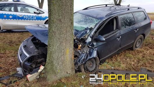 33-latek zasnął za kierownicą i wjechał w drzewo