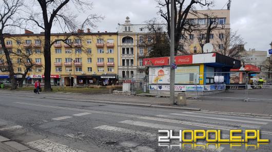 Opolanie nie muszą brnąć przez błoto by zdążyć na pociąg. Obok jest chodnik