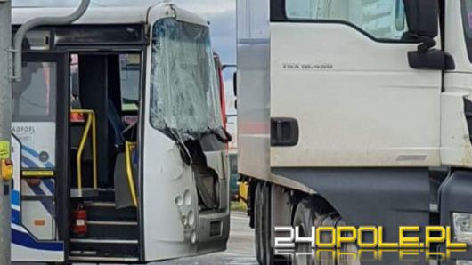 Ciężarówka zderzyła się z autobusem w Brzegu. 4 osoby ranne