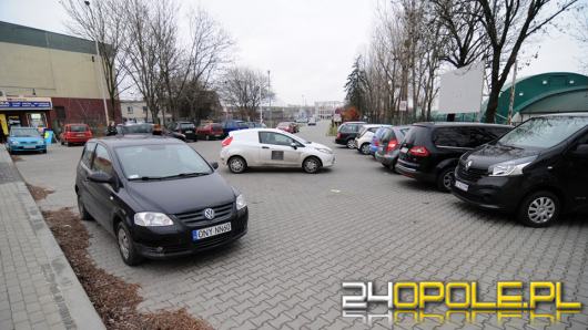 Przed wjazdem do Stegu Arena nigdy nie było parkingu. Opolanie parkują jak chcą