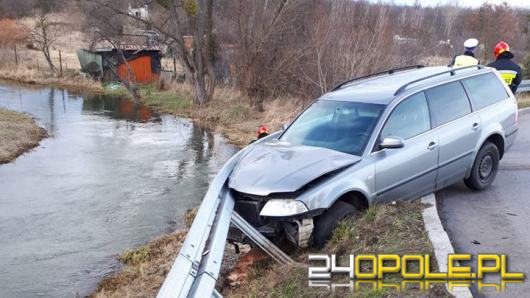 Samochód wypadł z drogi i uderzył w bariery energochłonne