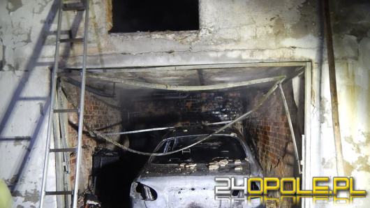 Pożar garażu w Racławiczkach. Spłonął samochód osobowy