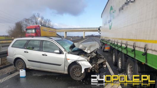 Wypadek na A4. Samochód ciężarowy "zdmuchnął" auto dostawcze przewożące basen