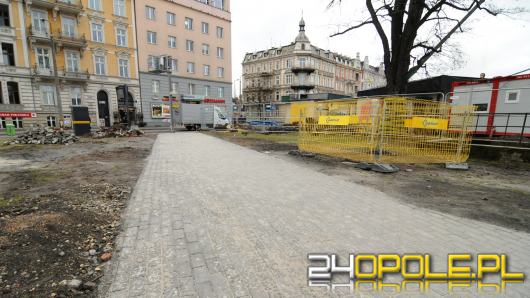 Błotna przeprawa zamieniona w chodnik. Podróżujący mogą już z niego korzystać