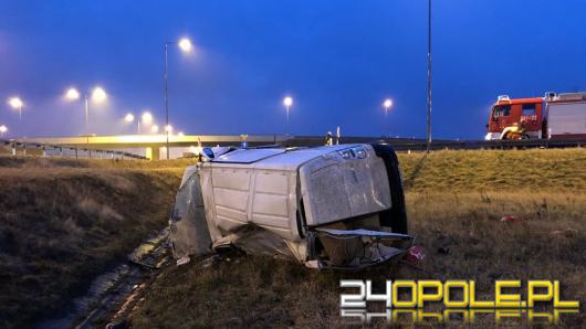 Auto dostawcze wypadło z trasy na 244 km A4