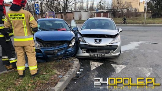 Auta osobowe zderzyły się na skrzyżowaniu Armii Krajowej i Fabrycznej w Opolu