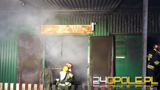 Strażacy walczyli z ogniem budynku gospodarczego PZW w Zawadzkiem