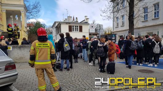 Ewakuacja opolskiego "plastyczniaka".  Wyczuwalna woń siarki była powodem zaalarmowania straży