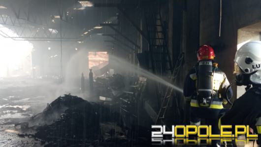 Ponad 20 zastępów straży pożarnej gasi pożar w hali produkcyjnej w Pawłowiczkach