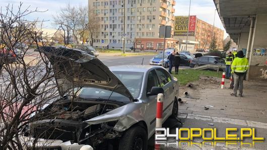 Nieuwaga kierowcy przyczyną porannej kolizji na rondzie w Opolu