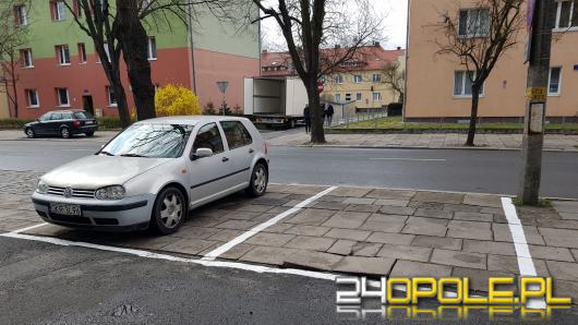 Absurdalne miejsca parkingowe przy ulicy Katowickiej. Mieszkańcy są zszokowani