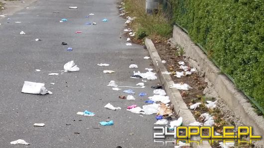 Na ulicach Prószkowa zalegają zużyte jednorazowe rękawiczki