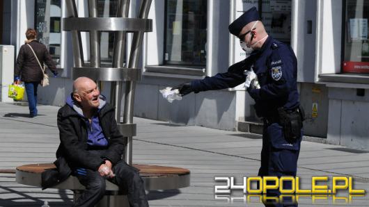 Policjanci rozdawali własnoręcznie uszyte maseczki mieszkańcom Opola