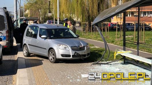 Kierujący Skodą staranował przystanek autobusowy na Niemodlińskiej