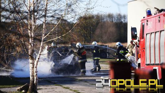 Strażacy gasili pożar samochodu i przyczepy kempingowej 