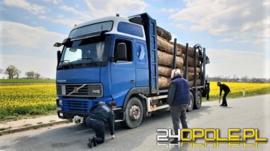 Zły stan techniczny, brak zezwoleń i nielegalny tachograf. Zatrzymano transport drewna