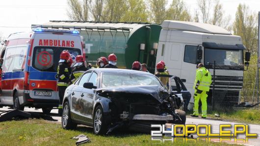 Audi zderzyło się z ciężarówką. Niebezpieczne zdarzenie na Krapkowickiej