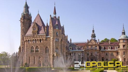 Można wejść do parku w kompleksie parkowo-pałacowym Moszna Zamek