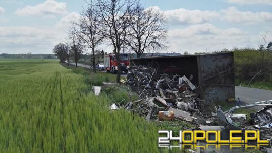 Pawłowice Namysłowskie: Wywróciła się naczepa ze złomem. Są utrudnienia