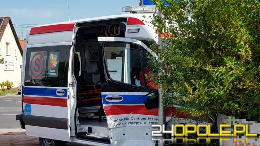 Kolizja w Opolu. Ambulans po zderzeniu wypadł z drogi i uderzył w ogrodzenie posesji