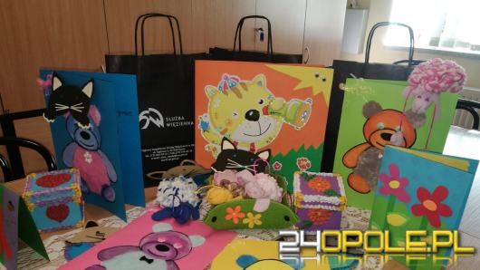 Skazane z Aresztu Śledczego w Opolu zrobiły kartki z życzeniami i maskotki na Dzień Dziecka