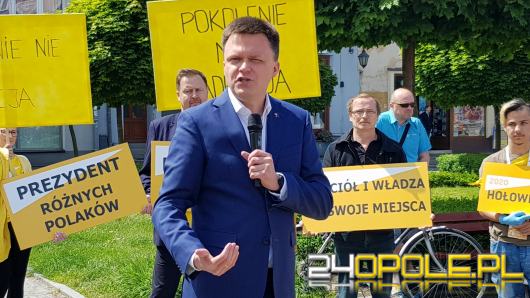 Szymon Hołownia na Opolszczyźnie. Spotkanie w Namysłowie zakłócane przez wyborców PiS