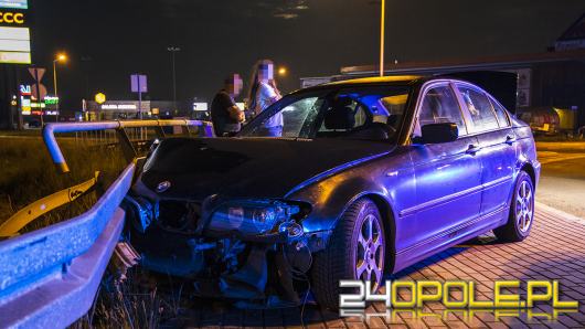 Kluczbork: BMW uderzyło w bariery. Policja zastała 3 pijanych pasażerów, bez kierowcy