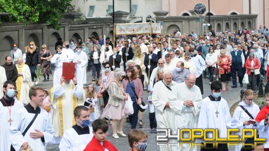 Dziś Boże Ciało. Procesje bez limitu wiernych, obowiązkowe odstępy, maseczki