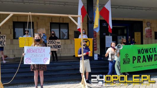 Manifestacja Młodzieżowego Strajku Klimatycznego pod Urzędem Wojewódzkim zakłócona 