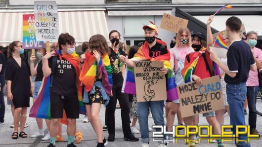 Młodzież LGBT manifestowała na Placu Wolności. "Jesteśmy ludźmi, nie ideologią"