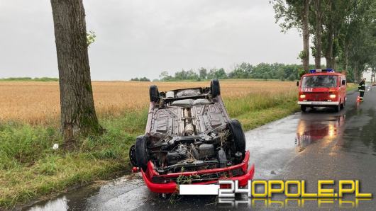 Samochód osobowy dachował w Straduni