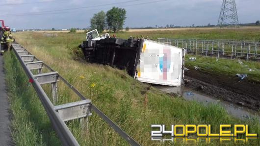 Kierująca samochodem ciężarowym wypadła z drogi. Auto poza barierkami na A4