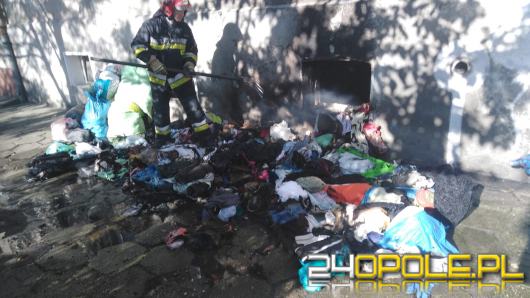 Mieszkańcy ulicy Ligonia mają dość piętrzących się śmieci znoszonych przez lokatorkę