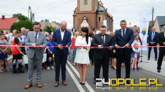 Wielka feta na otwarcie nowej drogi przez Narok w gminie Dąbrowa
