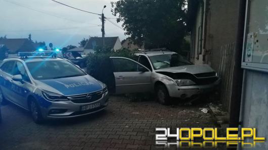 Zderzenie 3 pojazdów w Januszkowicach. Kierujący wjechał w budynek mieszkalny