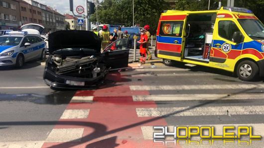 Duże korki po zderzeniu pojazdów na skrzyżowaniu Ozimskiej i Plebiscytowej w Opolu