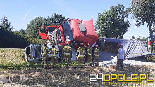 Zderzenie osobówki z ciężarówką. Zablokowana DK94 w powiecie brzeskim.